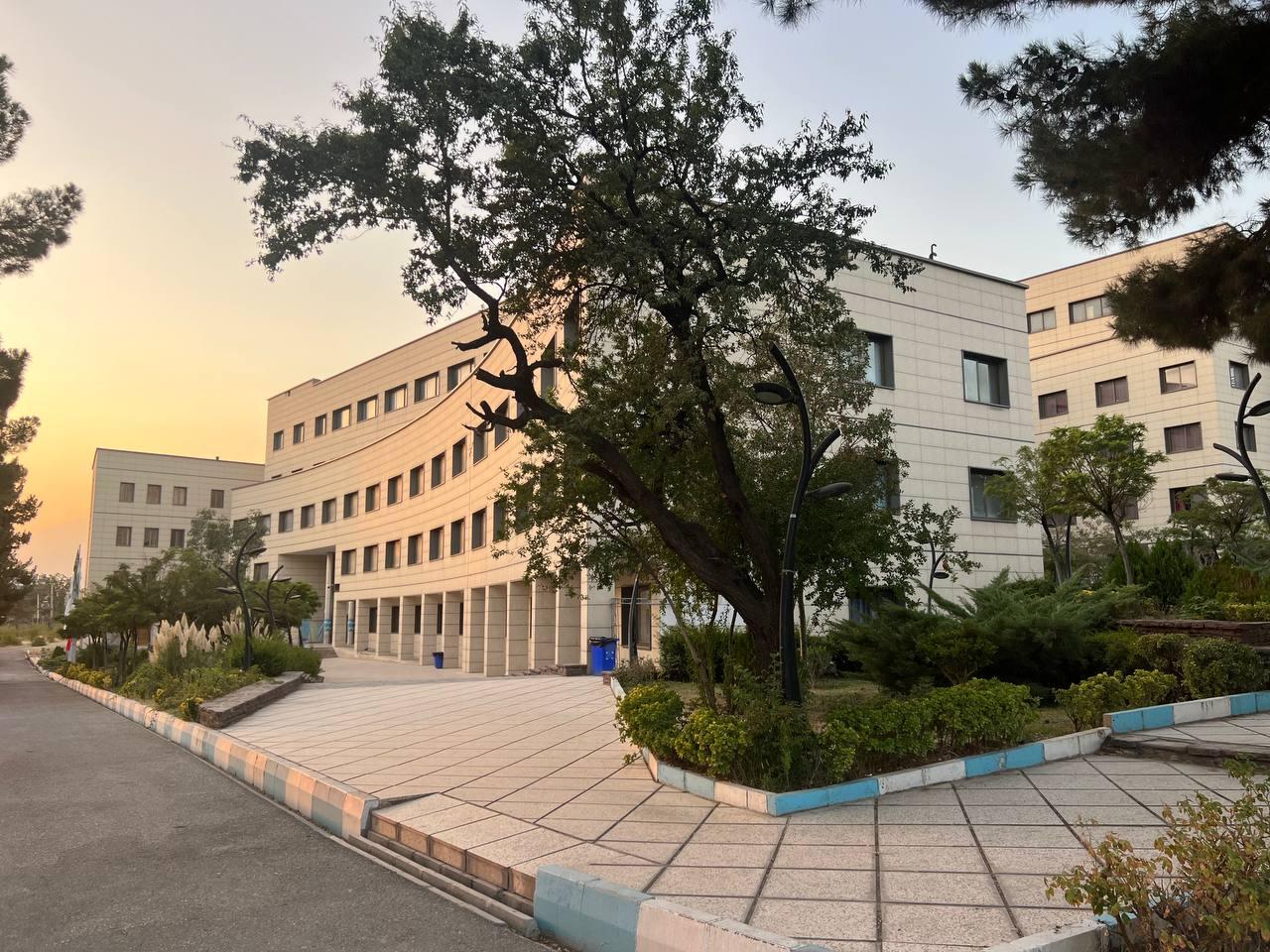 عکس دانشکده فنی و مهندسی دانشگاه آزاد تهران شمال