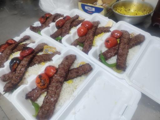 عکس تهیه غذای عمو اسماعیل