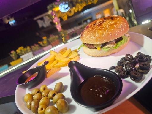 عکس کافه رستوران‌ اردیبهشت