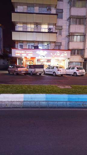 عکس پیتزا شهر شب