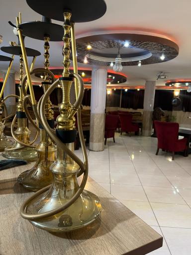 عکس سرای سنتی بلوط