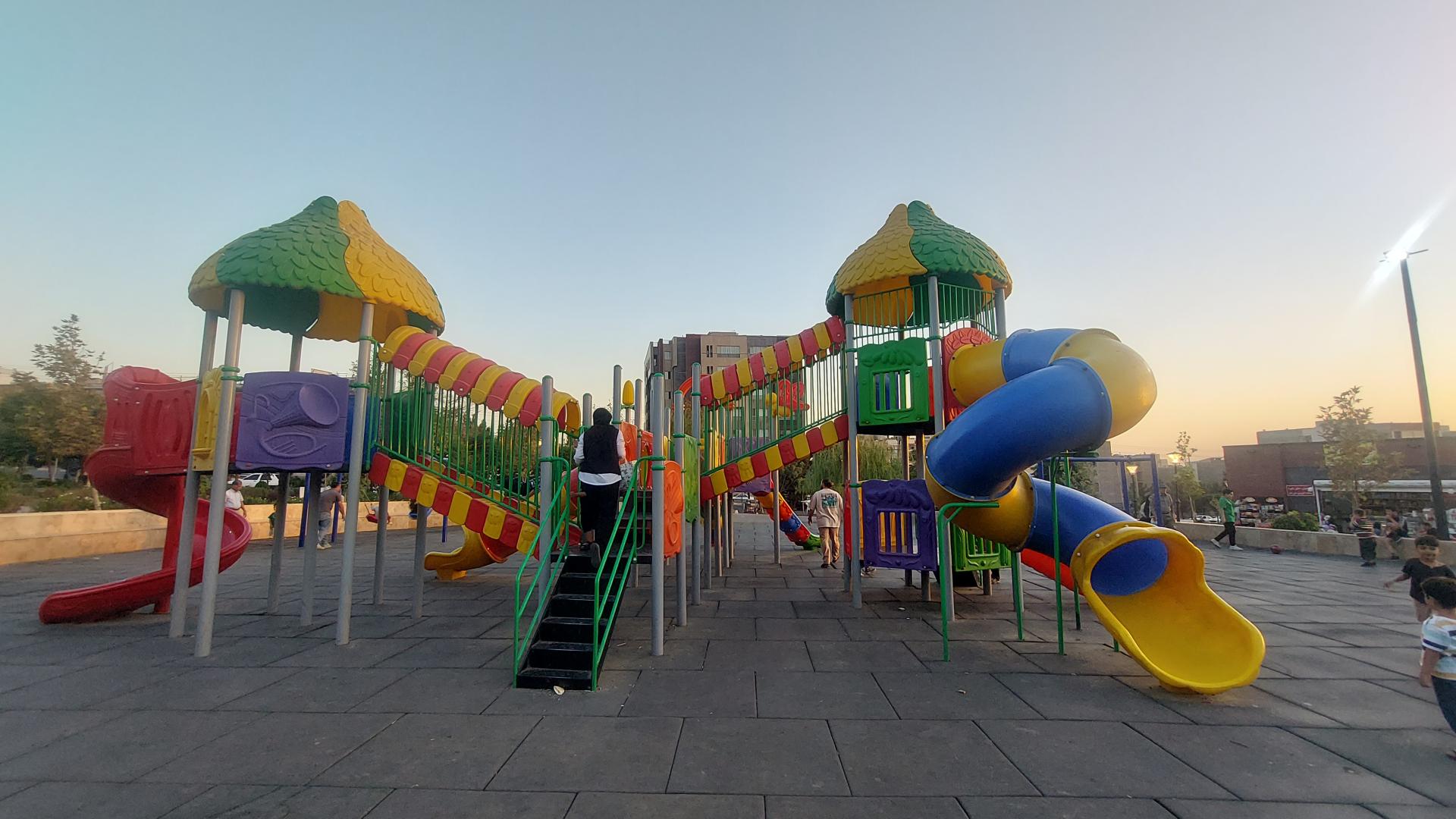 عکس زمین بازی کودکان