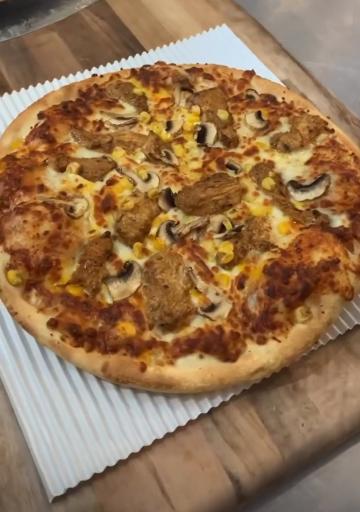 عکس پیتزا ایتالیایی لادیگیزیا 