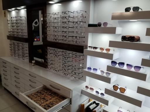 عکس بینایی سنجی و عینک نگاه نو