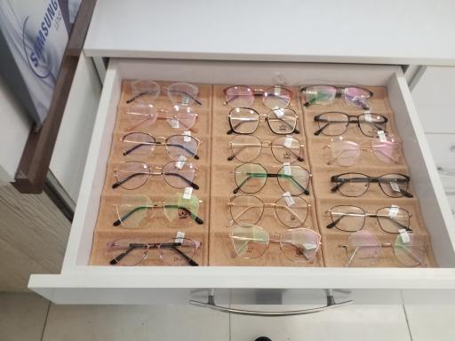 عکس بینایی سنجی و عینک نگاه نو