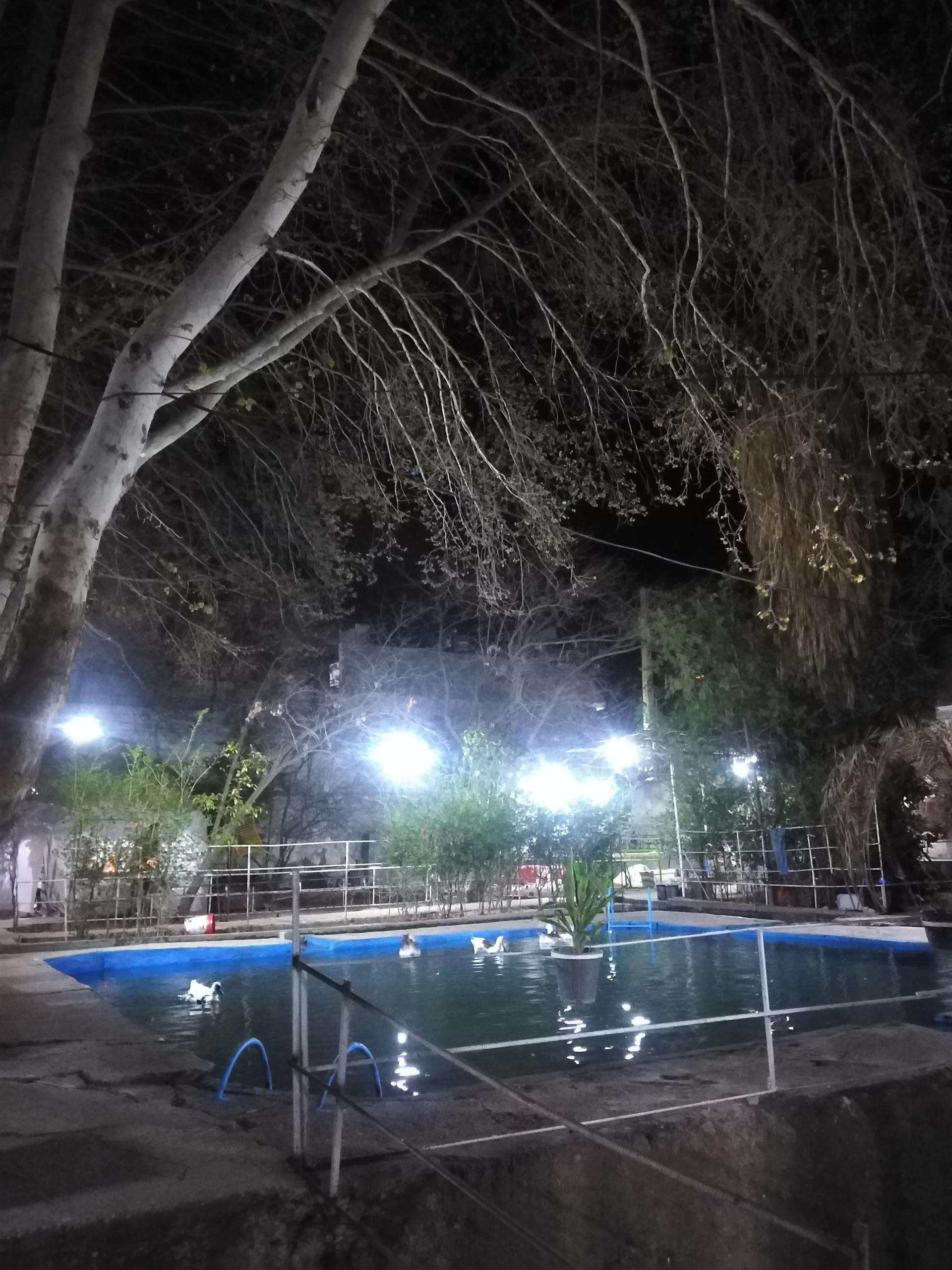 عکس باغ رستوران بام استهبان 