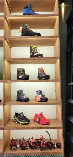 عکس فروشگاه لوازم کوهنوردی آزاد کوه