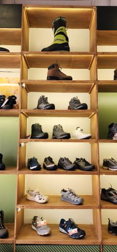 عکس فروشگاه لوازم کوهنوردی آزاد کوه