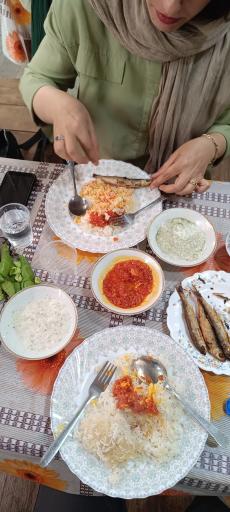 عکس غذاخوری مادر جون 