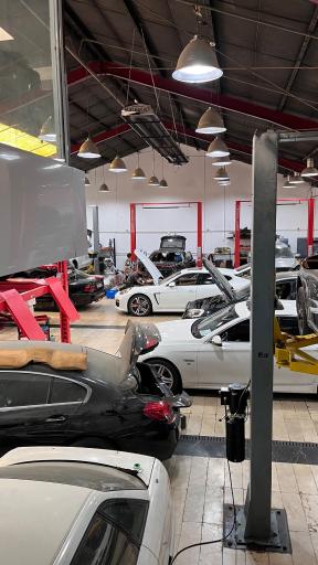 عکس نمایندگی پورشه هیولا المان