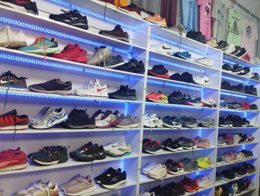 عکس فروشگاه کتونی اورجینال کرال