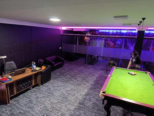 عکس بیلیارد و PS5 دارک کلاب