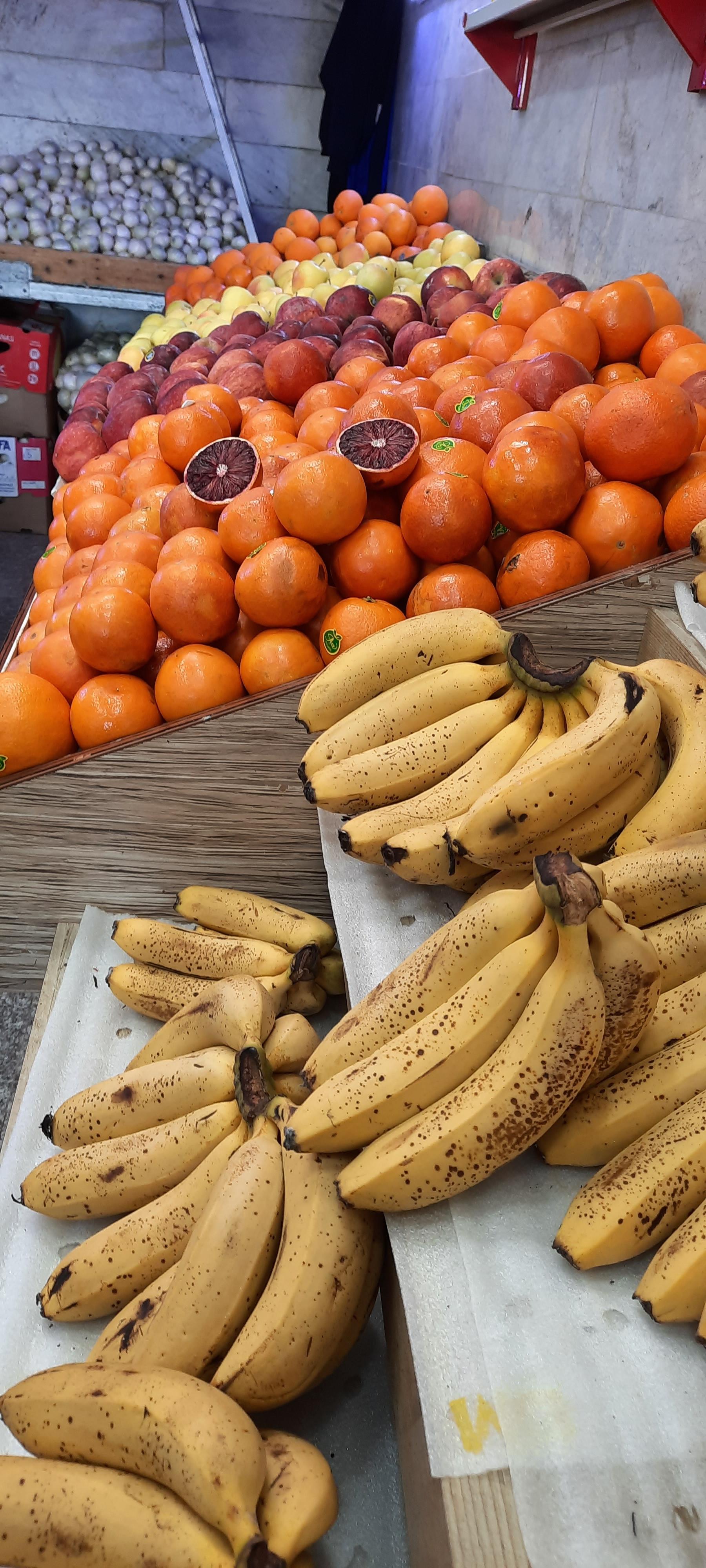 عکس میوه فروشی کارگر