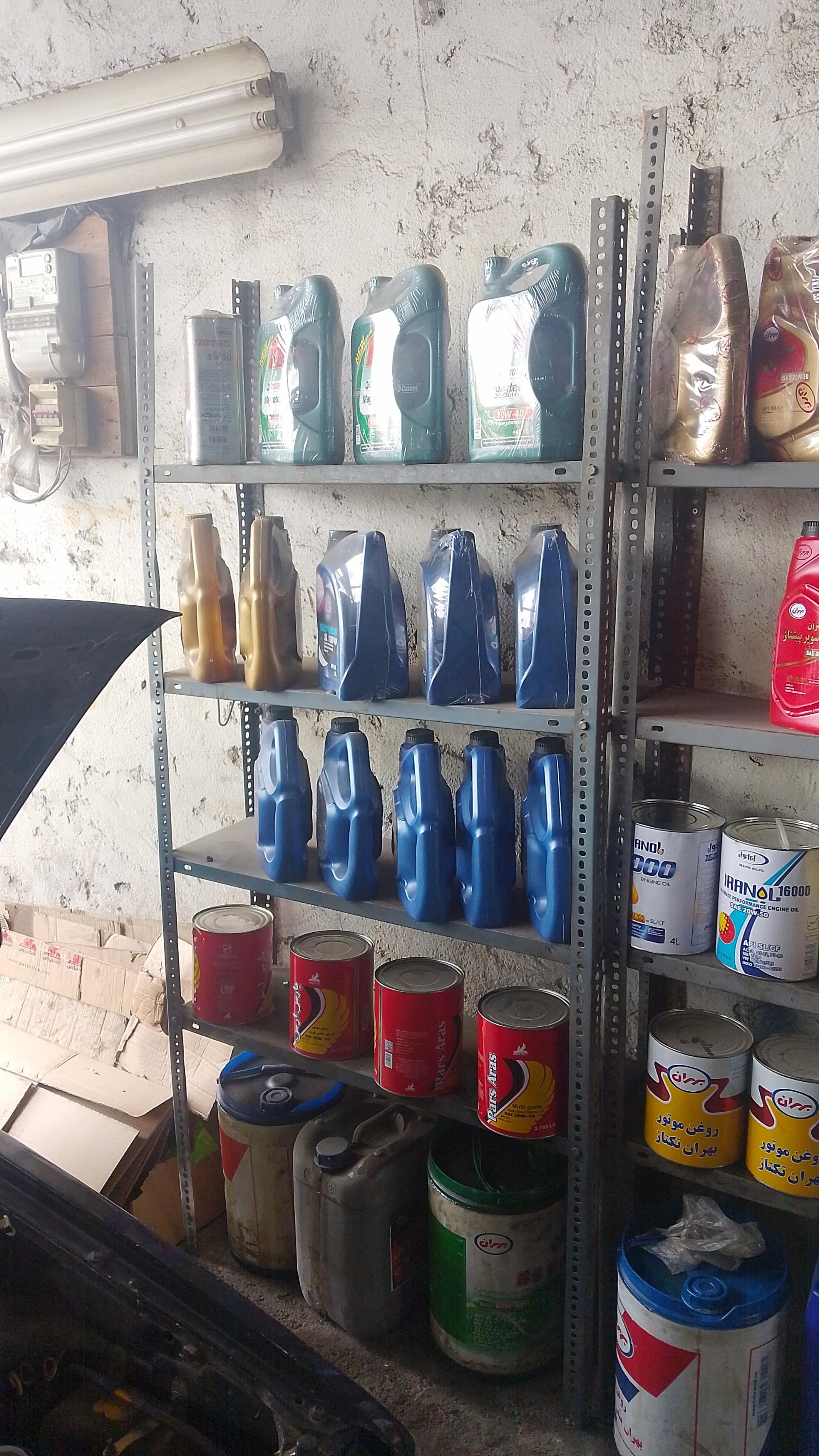 عکس مکانیکی و تعویض روغن حسین زاهدیان