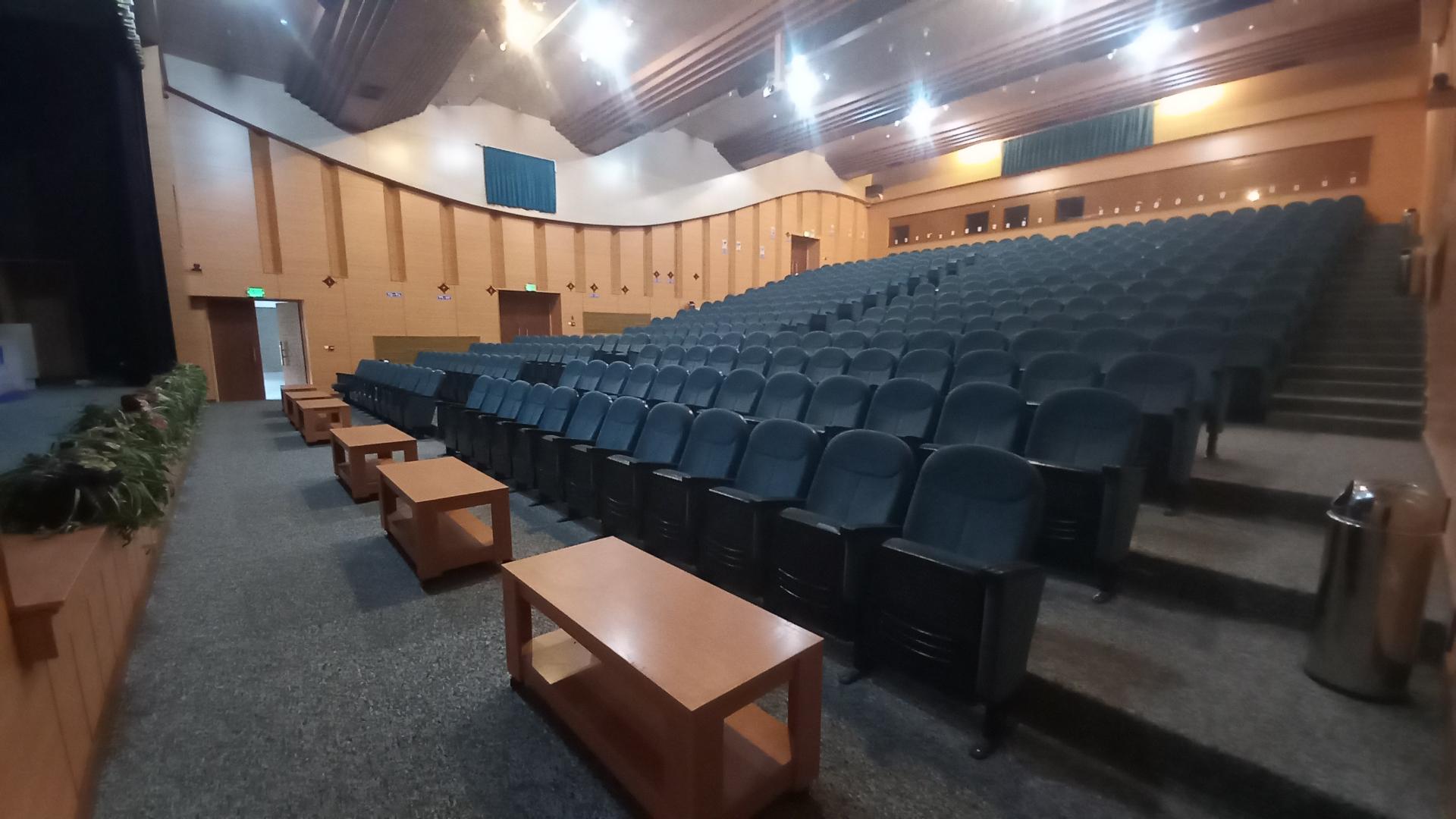 عکس سالن بزرگ  بانک صادرات شعبه کیو