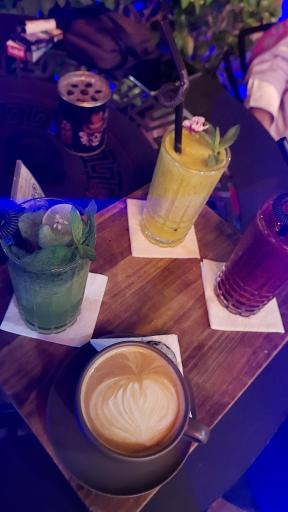 کافی شاپ هیچ 