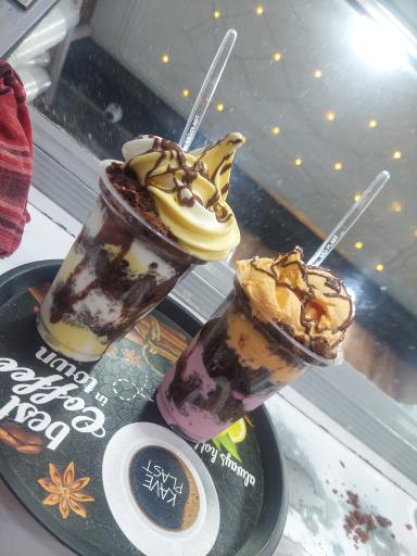 عکس بستنی فروشی شاد