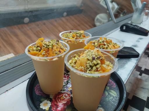 عکس بستنی فروشی شاد