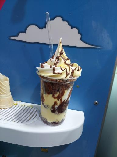 عکس بستنی فروشی شاد