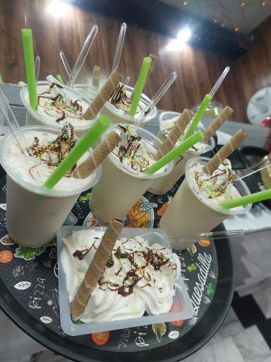 عکس بستنی فروشی شاد