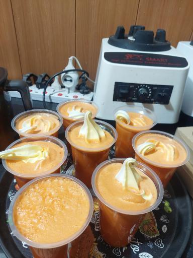 عکس بستنی فروشی شاد