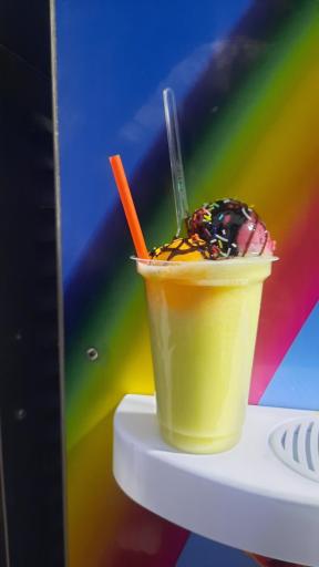 عکس بستنی فروشی شاد