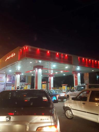 عکس پمپ بنزین معلم