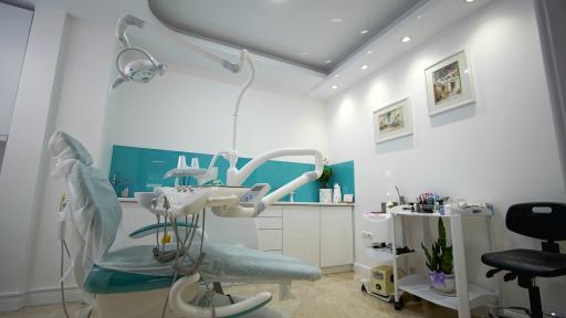 عکس مرکز تخصصی فک و صورت دکتر بهاری