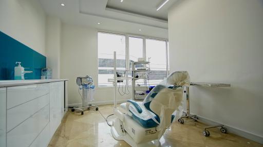 عکس مرکز تخصصی فک و صورت دکتر بهاری