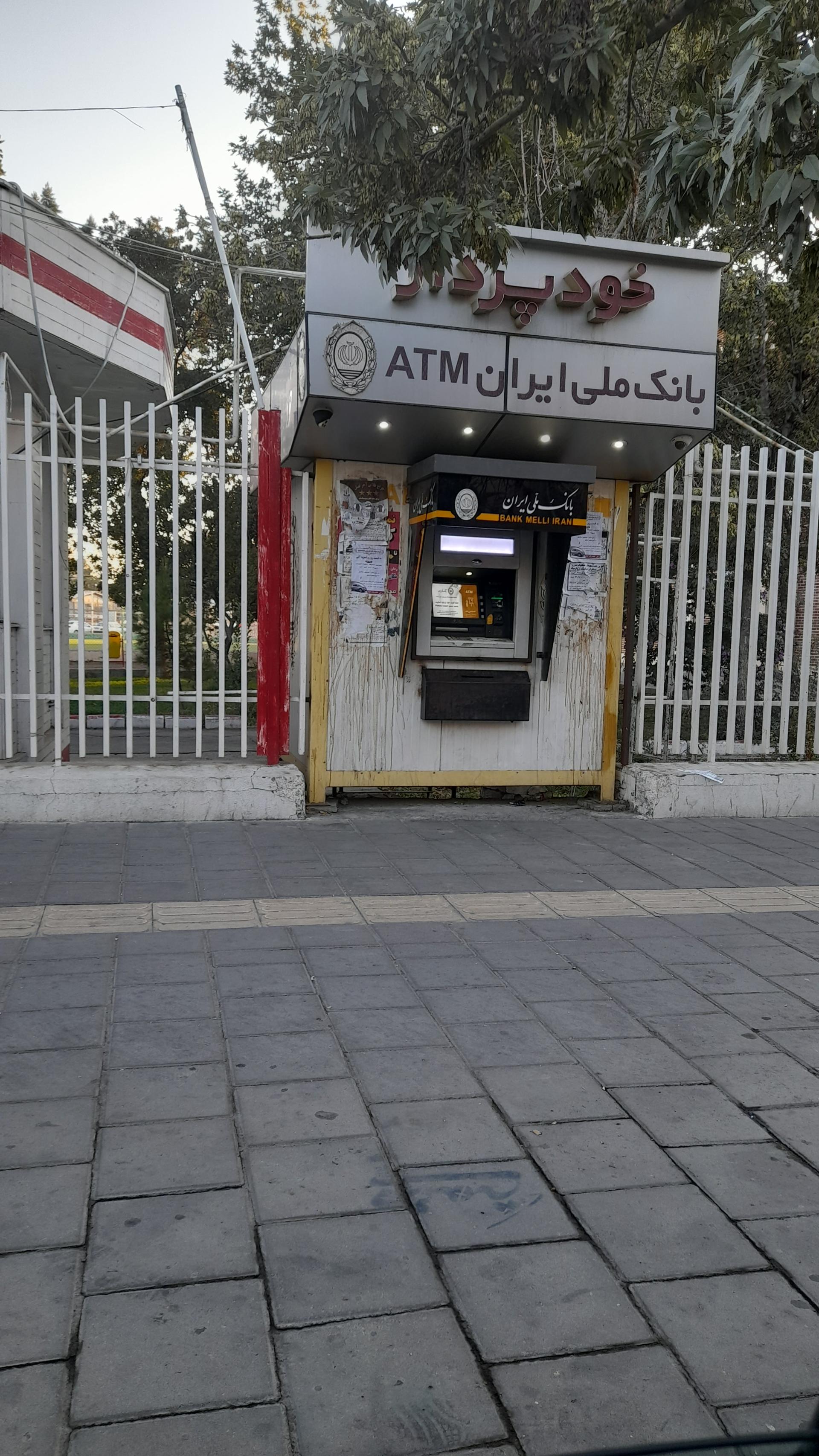 عکس خودپرداز بانک ملی 
