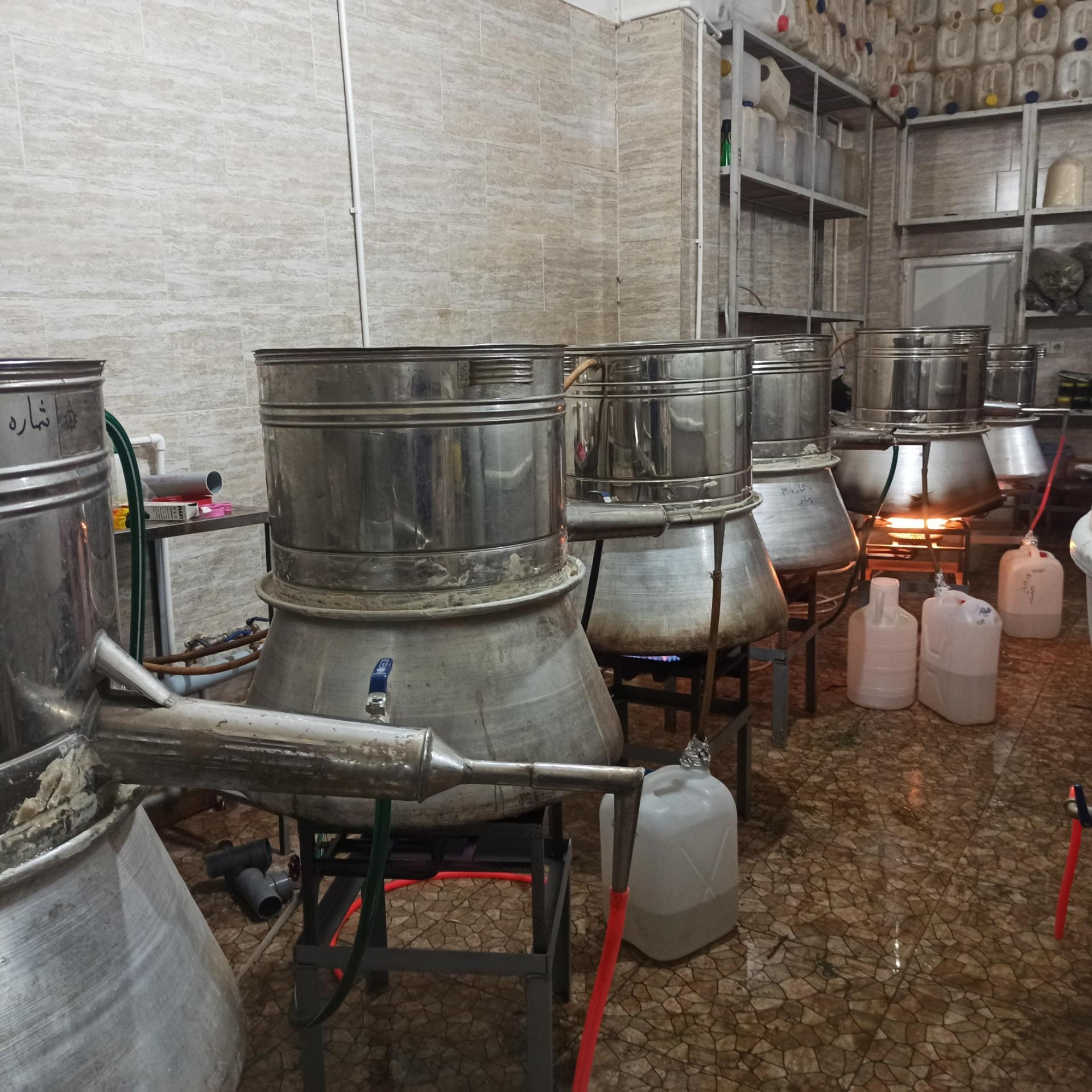 عکس کارگاه تولید عرقیات و ادویه جان صدگیاه