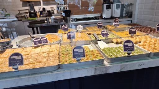 عکس آدلی کافه شهرک غرب