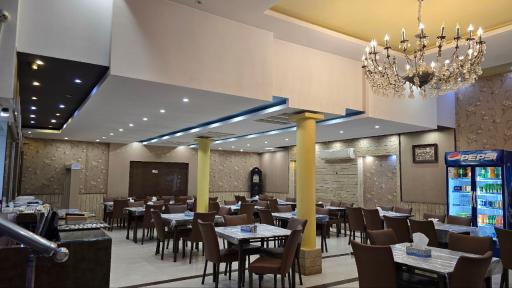 عکس رستوران طلایی