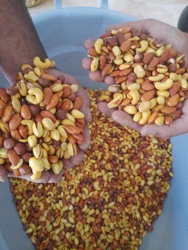 عکس کارگاه تخمه پزی و آجیل زمانی 