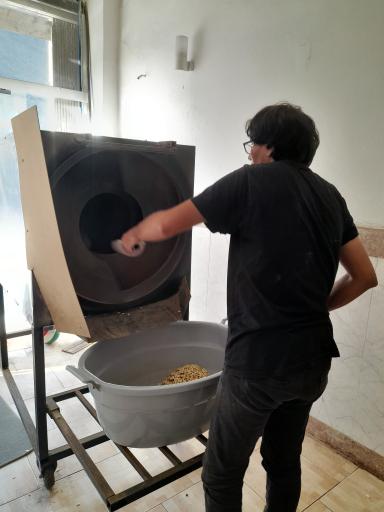 عکس کارگاه تخمه پزی و آجیل زمانی 