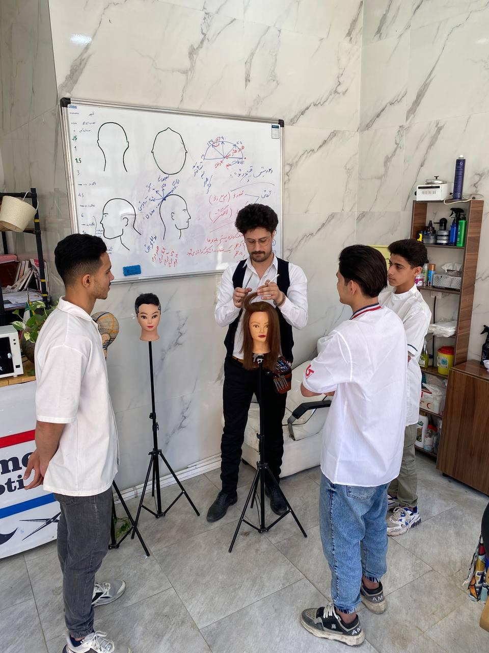 عکس آموزشگاه آرایشگری مردانه تاج