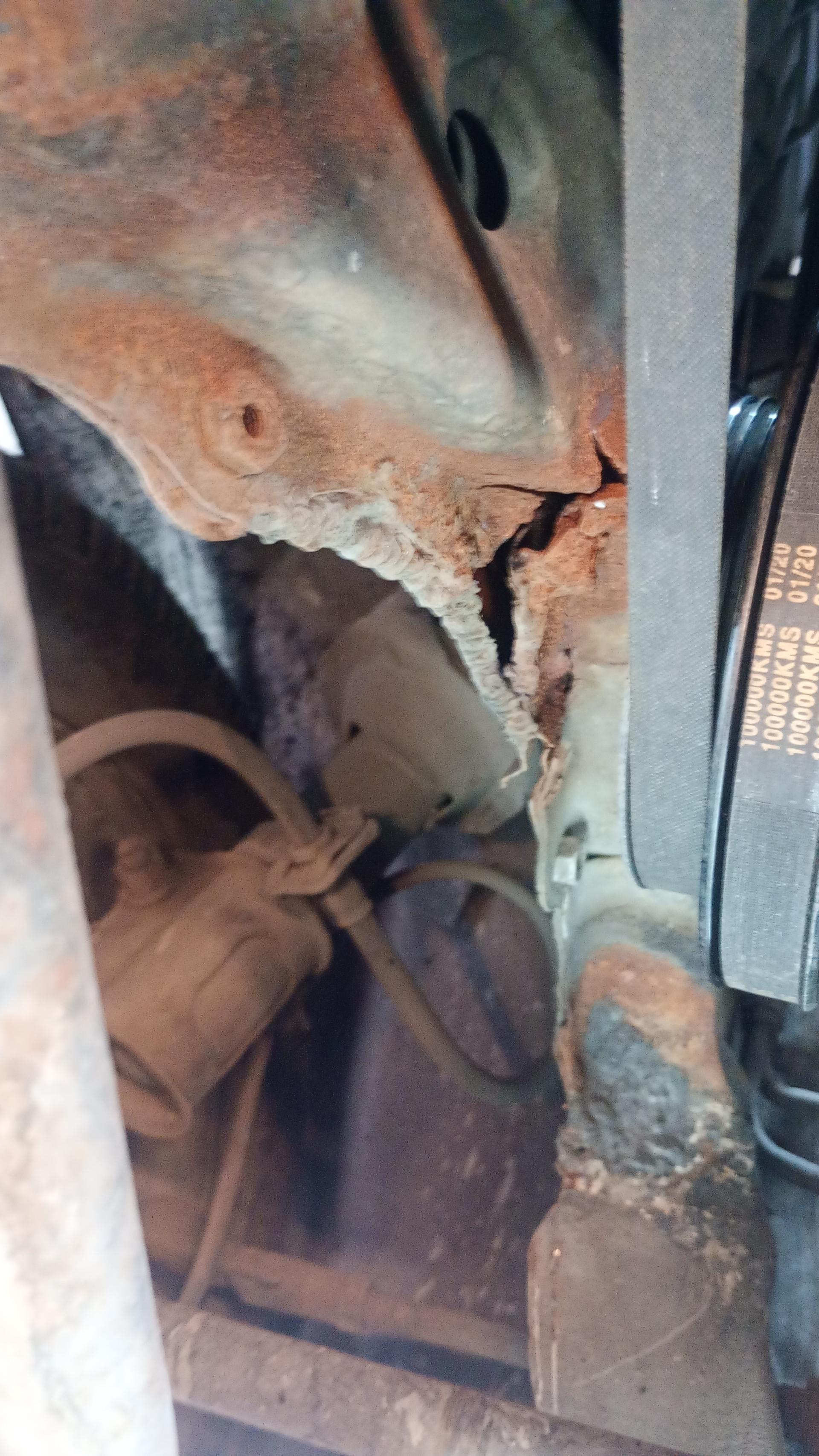 عکس اگزوز سازی و جوشکاری شاسی قاسم 