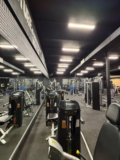 عکس باشگاه ورزشی بانوان فرنام