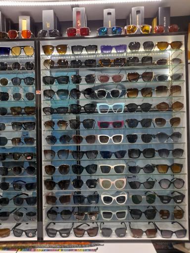 عکس عینک و معاینه چشم کیان