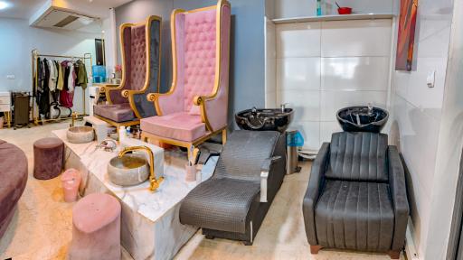 عکس سالن زیبایی فرنچ سفید