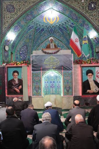 عکس مصلی نماز جمعه