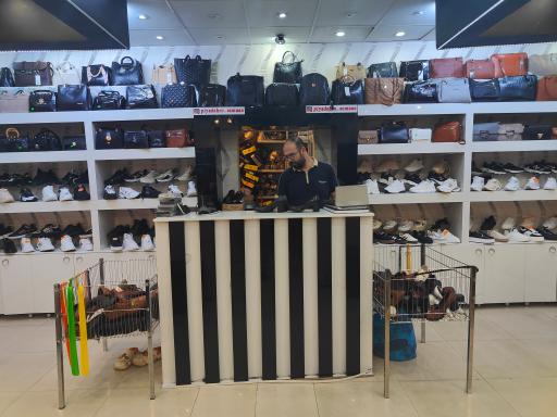 عکس فروشگاه کفش پیاده‌رو