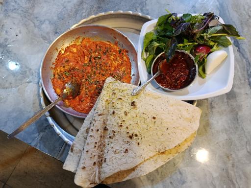 عکس چایخانه و دیزی سرای سنتی پدر خوانده 
