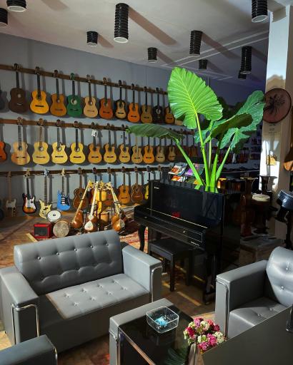 عکس فروشگاه لوازم موسيقي سازکده