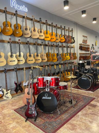 عکس فروشگاه لوازم موسيقي سازکده