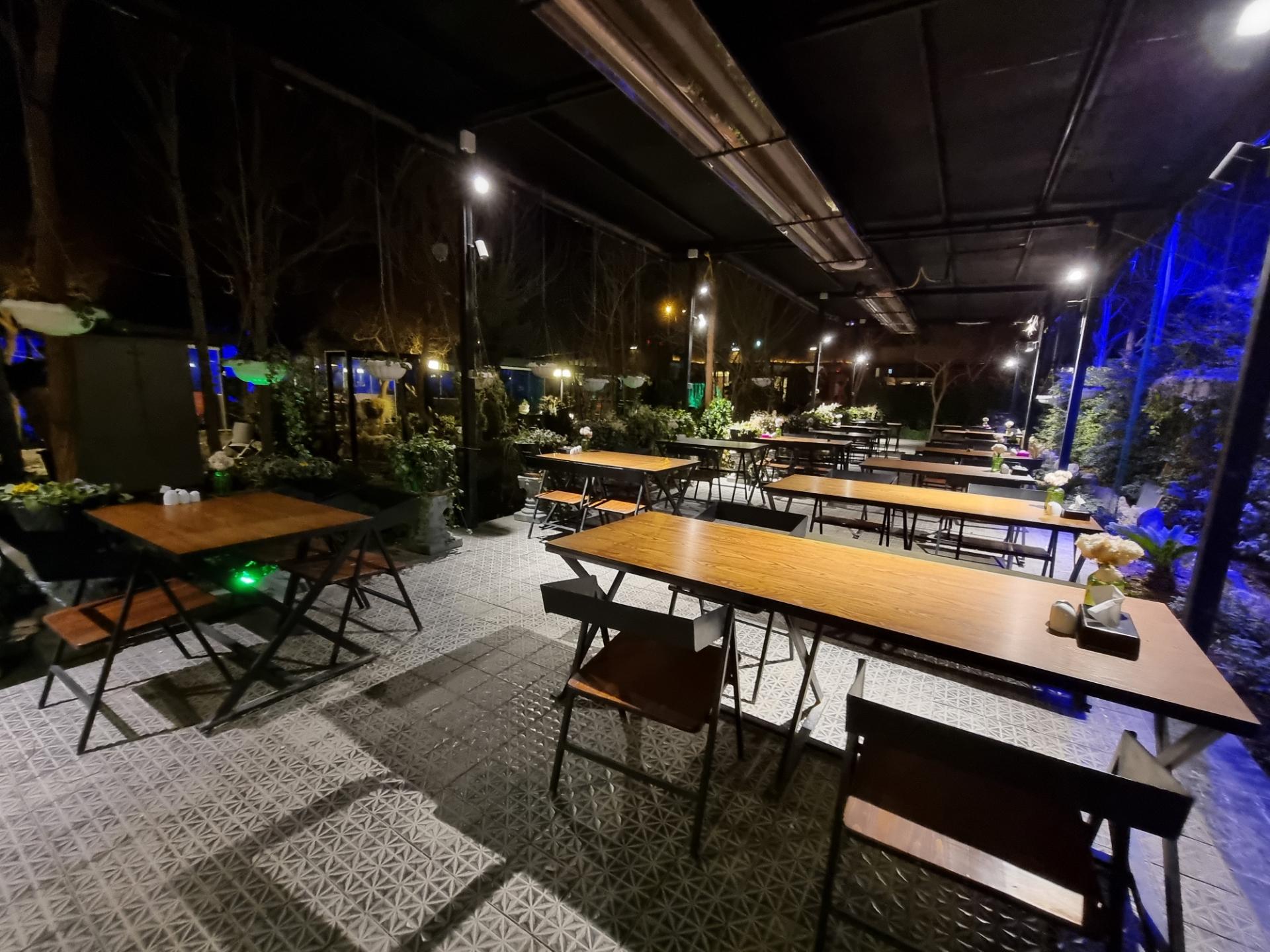 عکس باغ رستوران لیالی