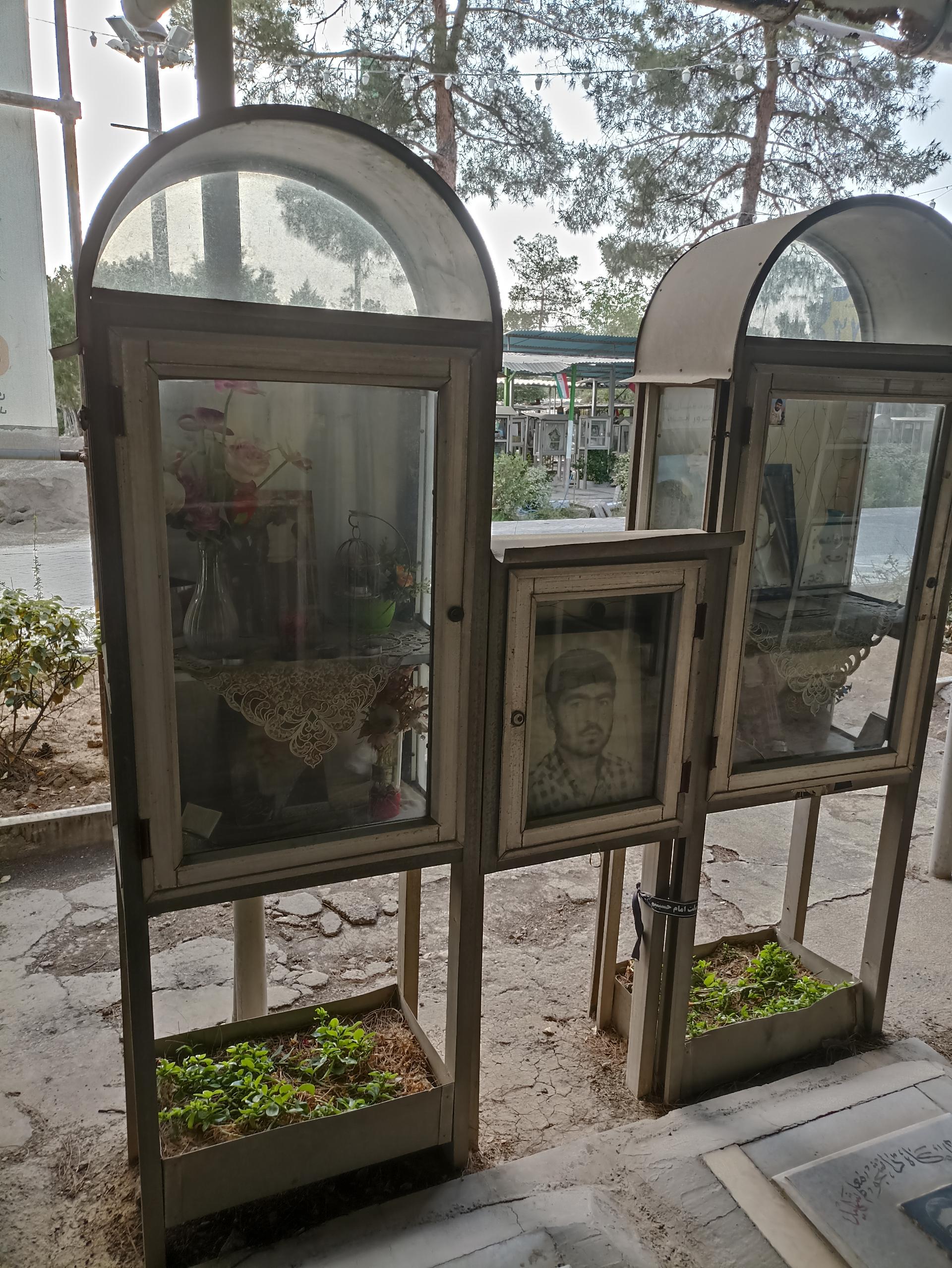 عکس مزار شهید وحید نوفرستی