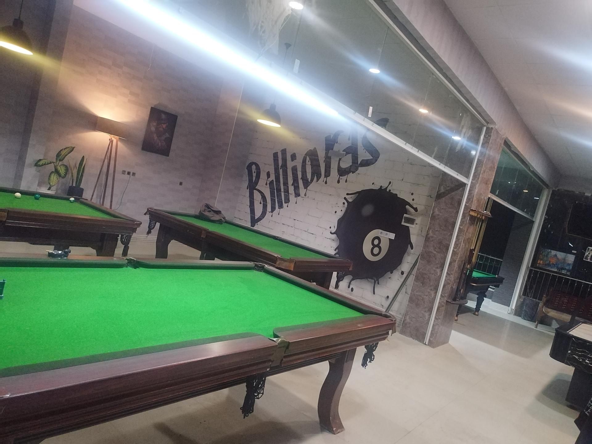 عکس کافه بیلیارد پاییز