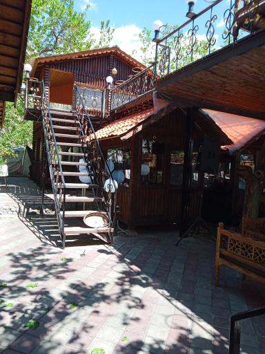 عکس باغچه رستوران خودمونی