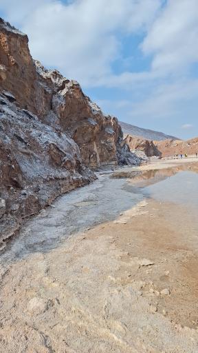 عکس چشمه و دریاچه نمکی گنبد نمکی قم